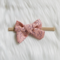 Faixa de Cabelo Floral Rosa Suave — Artesanal para Bebês