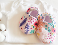 Sapatinho de Bebê Floral Rosa — Algodão com Elástico