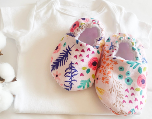 Sapatinho de Bebê Floral Rosa — Algodão com Elástico